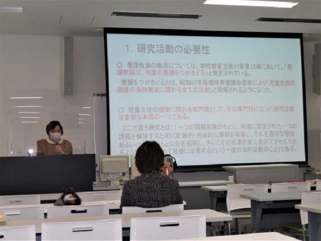 平松　恵子　特別特任教授
「養護教諭養成教育における研究活動に係る指導　－養護教諭の実践的研究論文を活用して－」